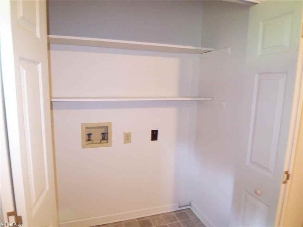219 Worth St - Photo 5 of 12