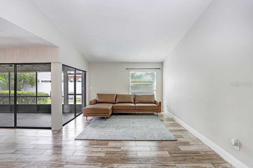 4412 Stonehenge Rd - Photo 5 of 33