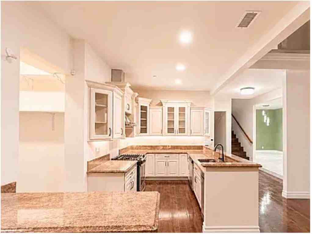 19462 Harding Ln - Photo 3 of 31