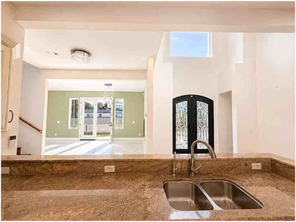 19462 Harding Ln - Photo 4 of 31