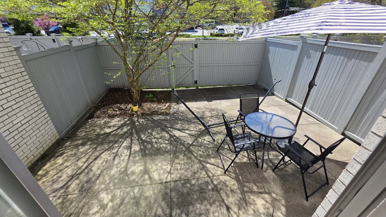 1017 W Roxbury Pkwy - Photo 5 of 8