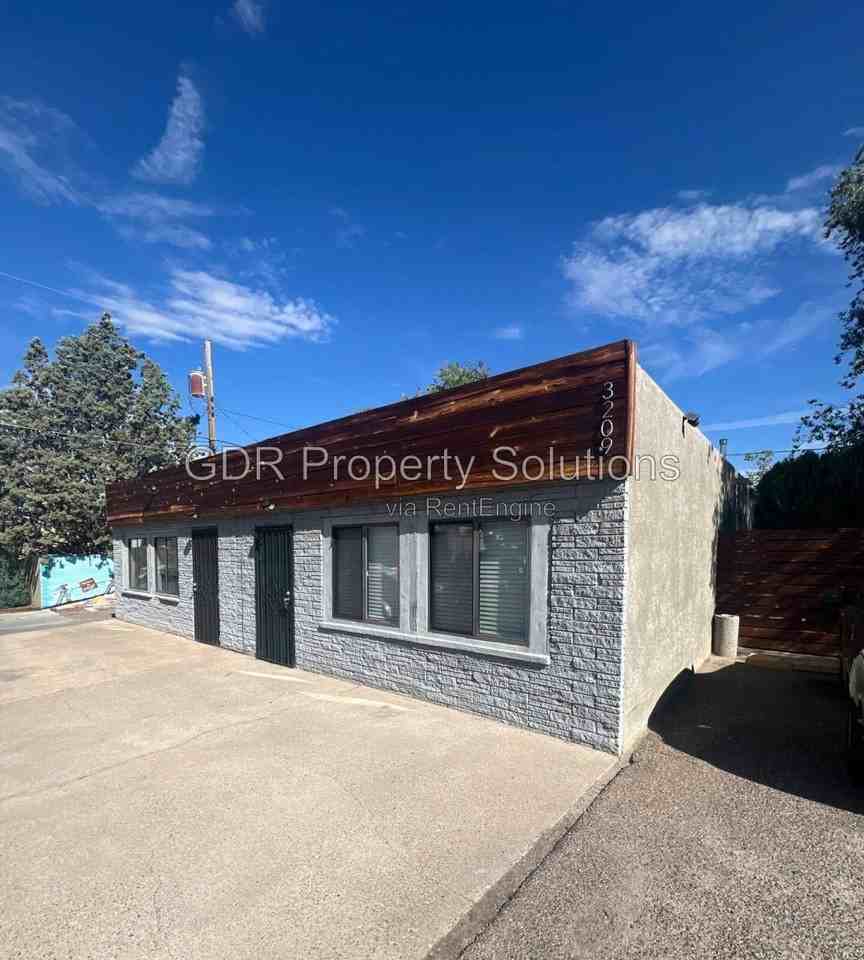 3209 Burton Ave Se #B - Photo 2 of 10