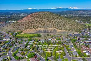 featured image of 1045 Ne Savannah Dr #3