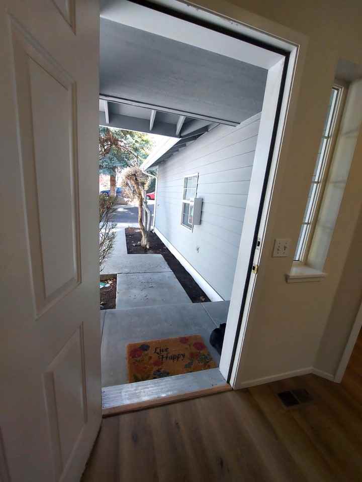 1045 Ne Savannah Dr #3 - Photo 5 of 21