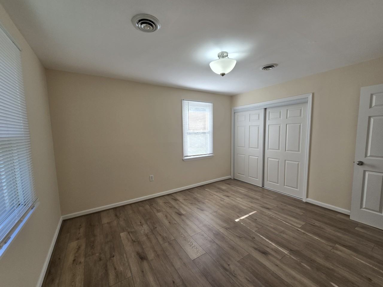 1802 Sussex St - Photo 5 of 27