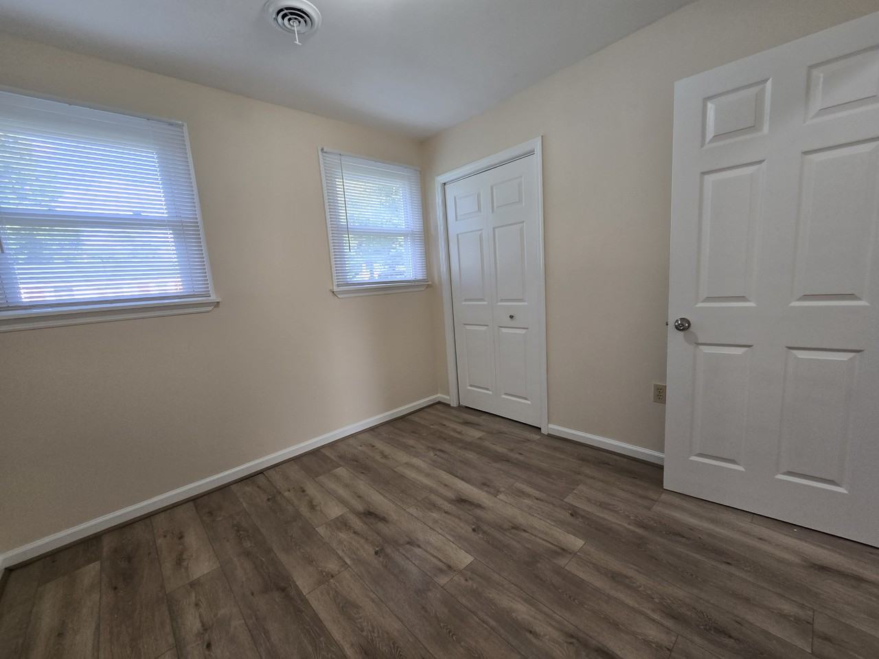 1802 Sussex St - Photo 7 of 27