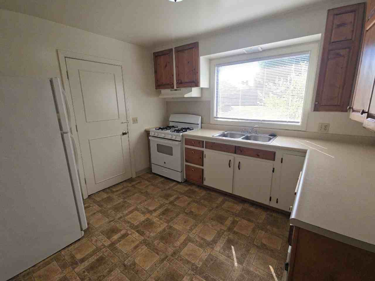 3880 H St - Photo 5 of 18