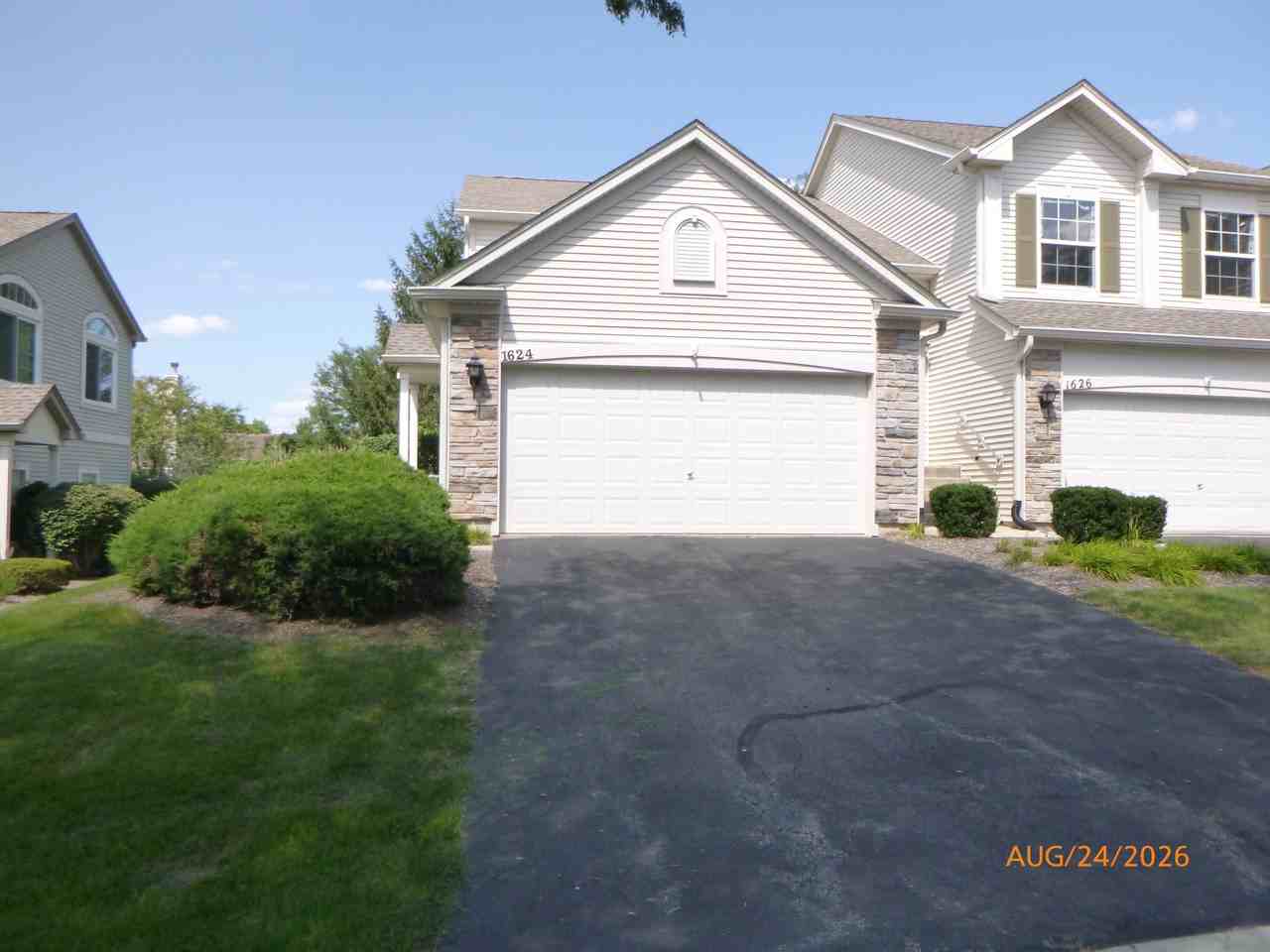 1624 Fredericksburg Ln - Photo 2 of 12