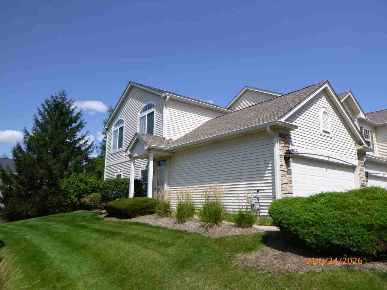 1624 Fredericksburg Ln - Photo 3 of 12