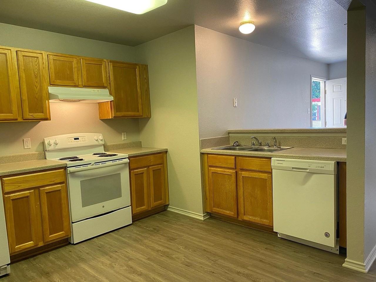 415 E 4Th Ave - Photo 7 of 45