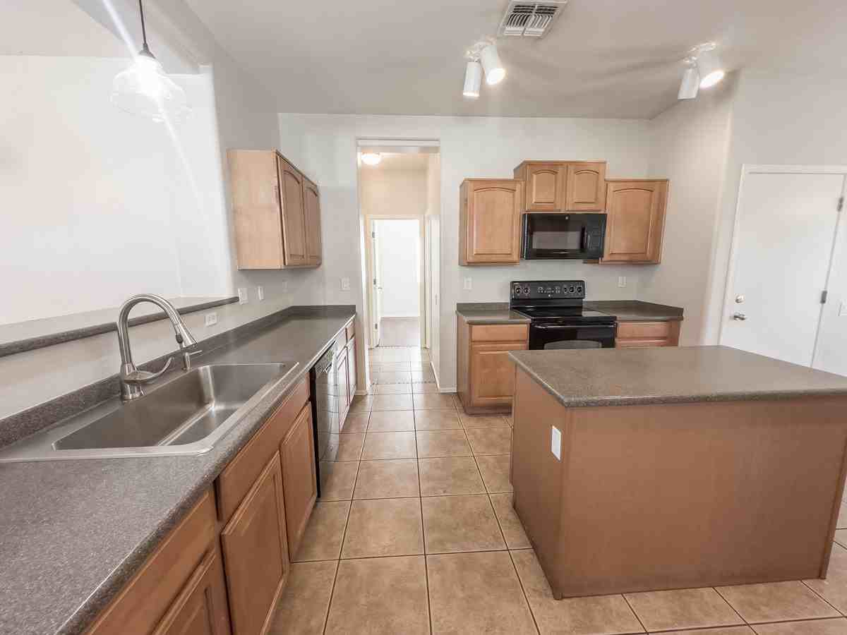 5239 W Glass Ln - Photo 4 of 20