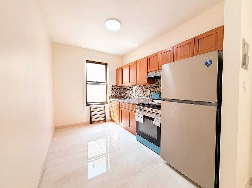 1602 E 43rd St - Photo 3 of 7