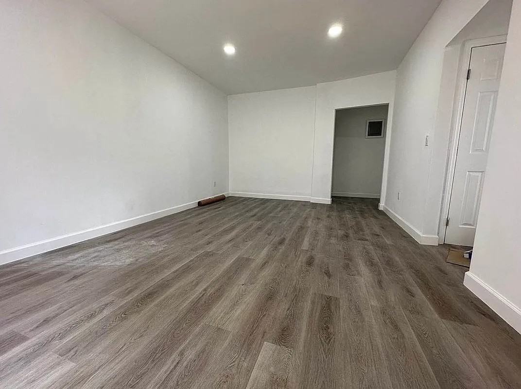 560 Audubon Ave - Photo 2 of 8
