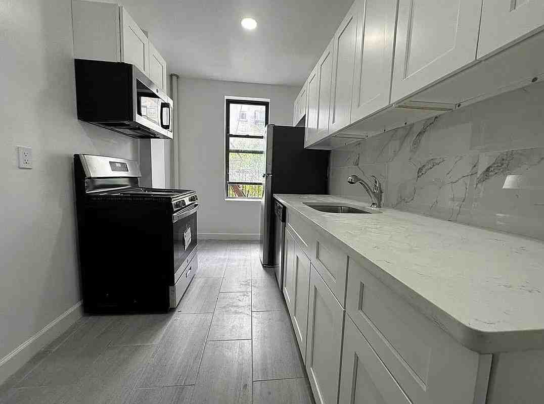 560 Audubon Ave - Photo 3 of 8