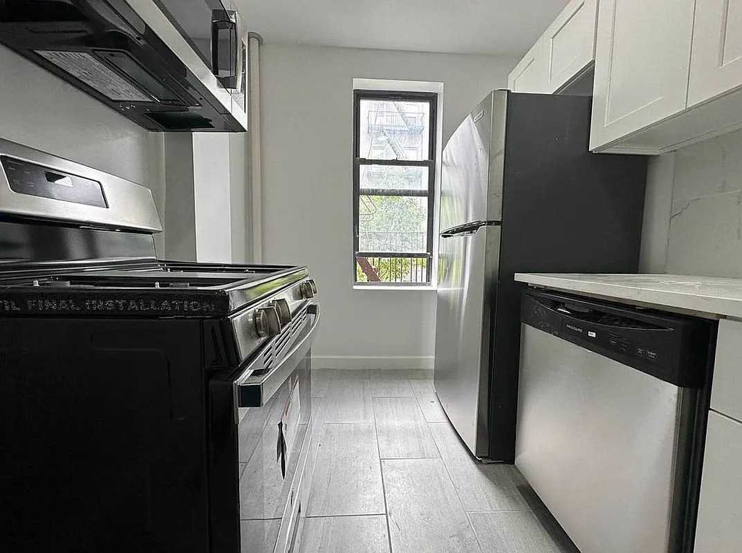 560 Audubon Ave - Photo 4 of 8
