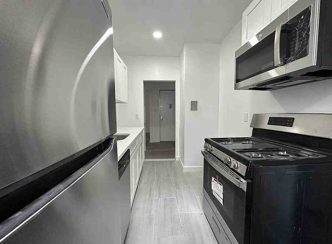 560 Audubon Ave - Photo 5 of 8