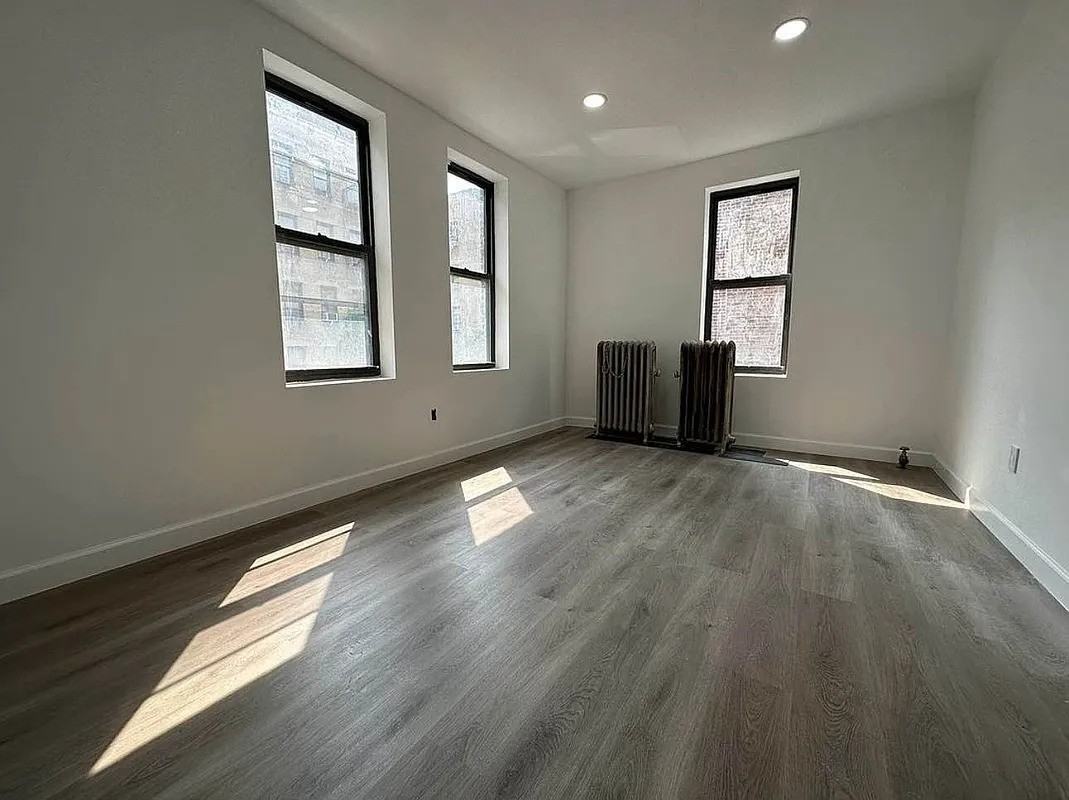 560 Audubon Ave - Photo 6 of 8