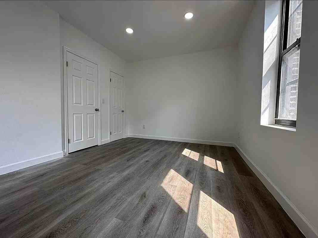560 Audubon Ave - Photo 7 of 8