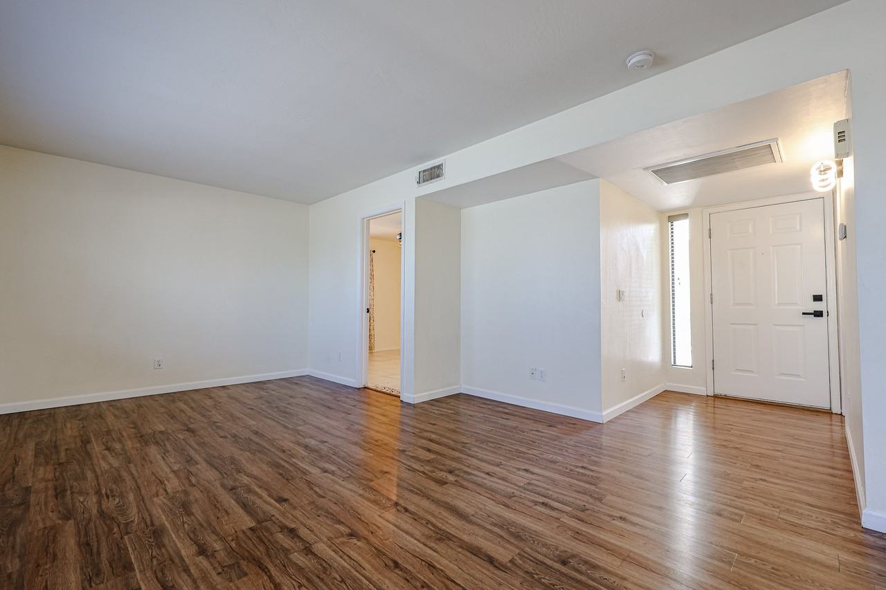 2548 W Canyon Crest Cir - Photo 5 of 32