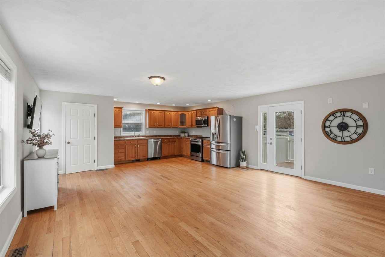 28 Shore Dr - Photo 3 of 24
