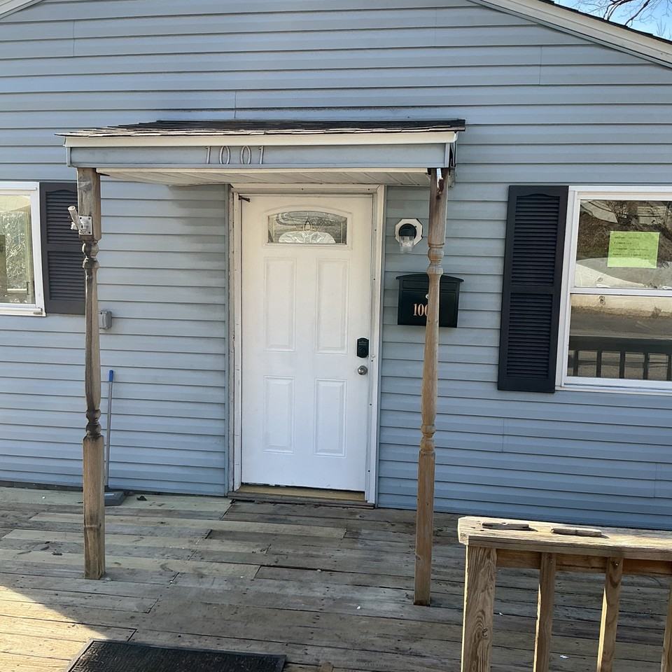 1001 Circle Dr - Photo 2 of 34