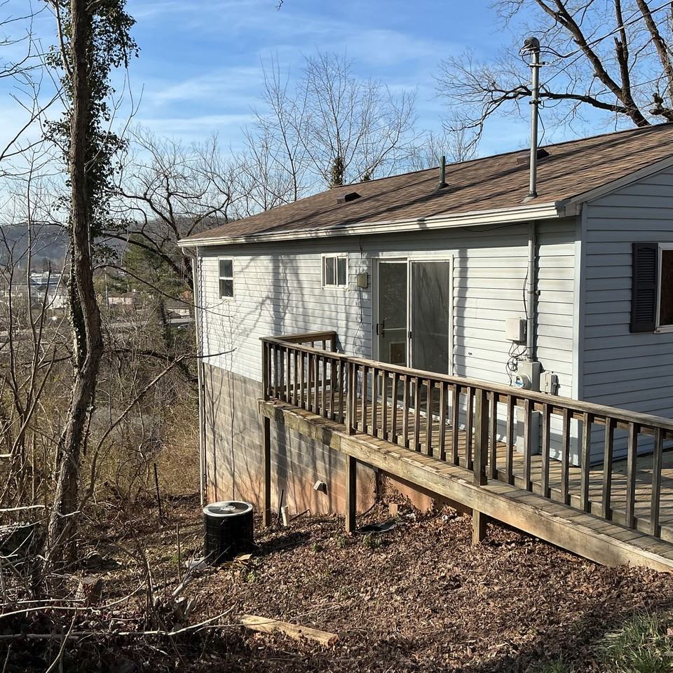 1001 Circle Dr - Photo 5 of 34
