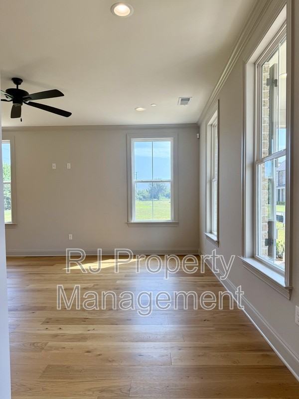 924 Aldwick Dr - Photo 3 of 46