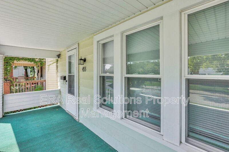455 Fairfield Ave - Photo 5 of 34