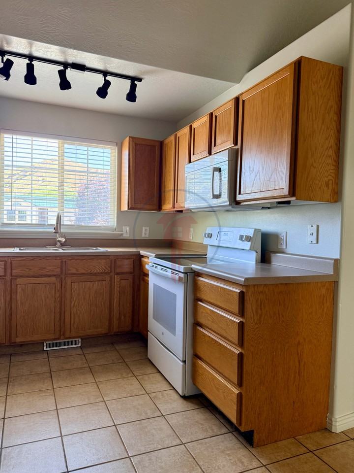 1048 Sw - Photo 2 of 18
