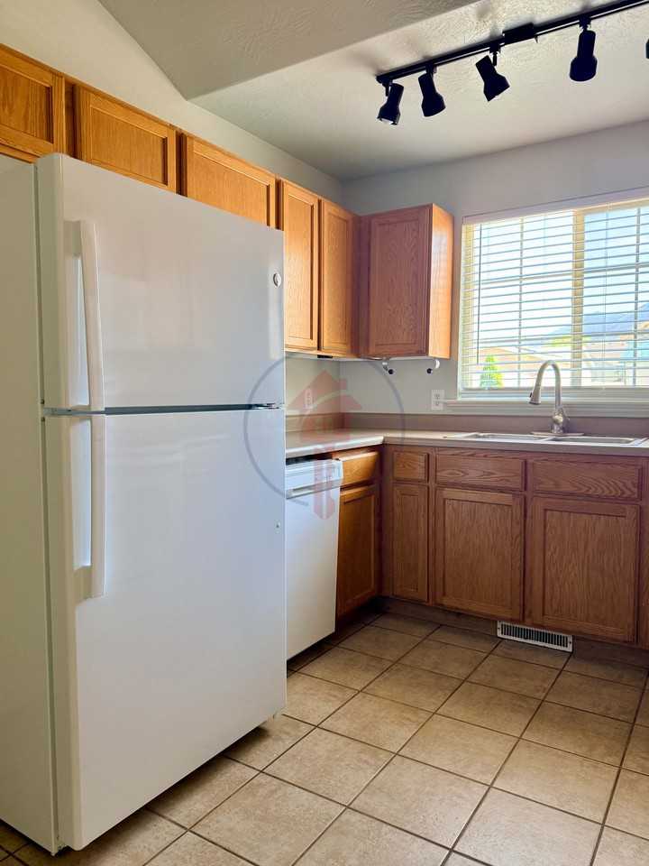 1048 Sw - Photo 3 of 18