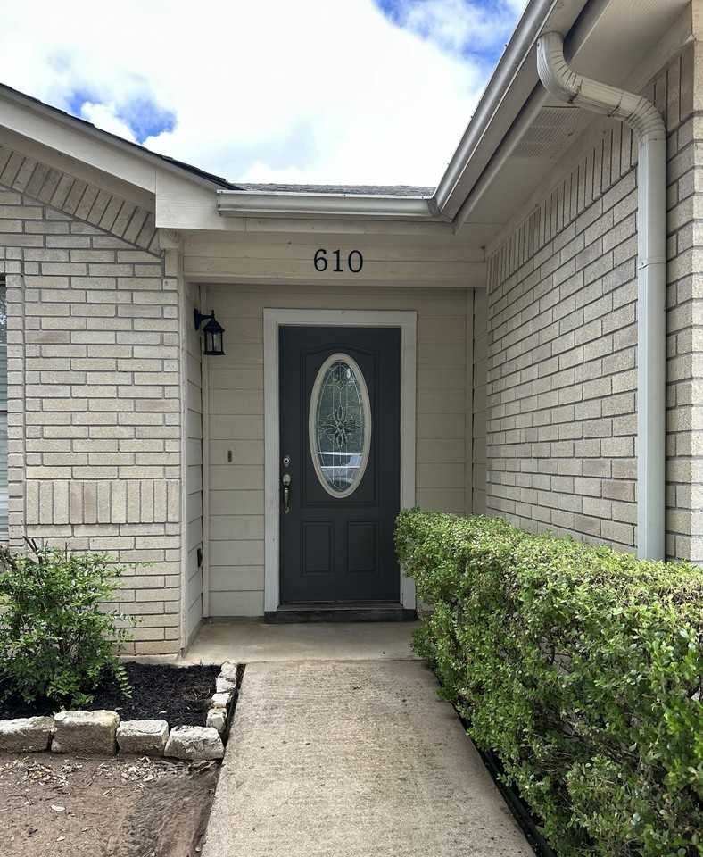 610 Riverway Ln - Photo 3 of 31