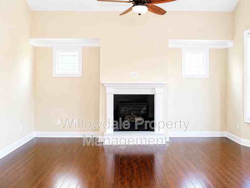1025 Governess Ln - Photo 3 of 21