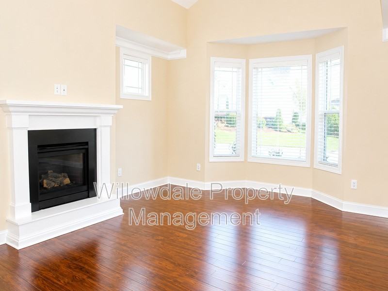 1025 Governess Ln - Photo 4 of 21