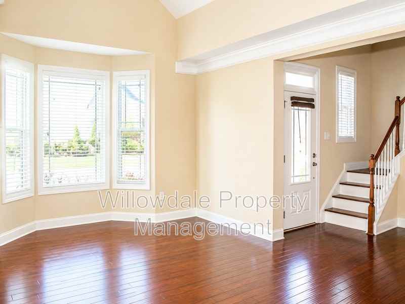 1025 Governess Ln - Photo 5 of 21