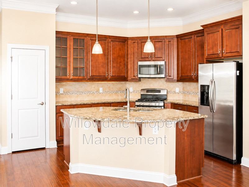 1025 Governess Ln - Photo 6 of 21