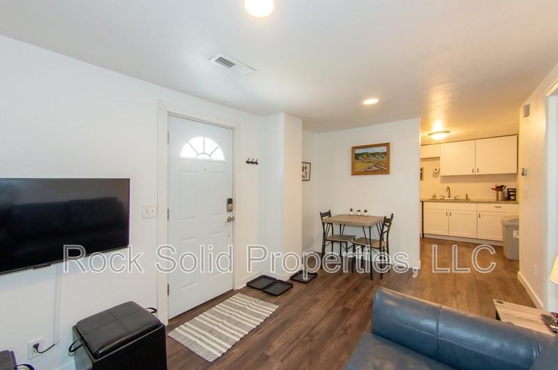 516 E 6th St - Photo 4 of 22
