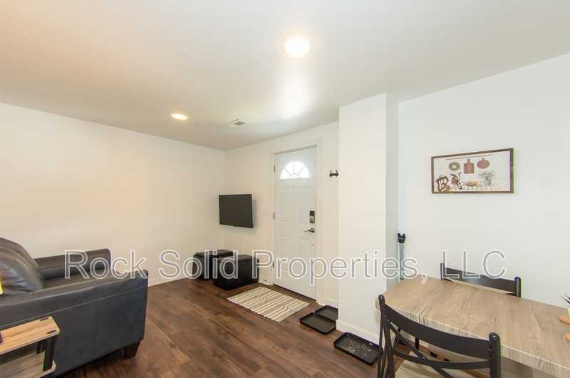 516 E 6th St - Photo 5 of 22