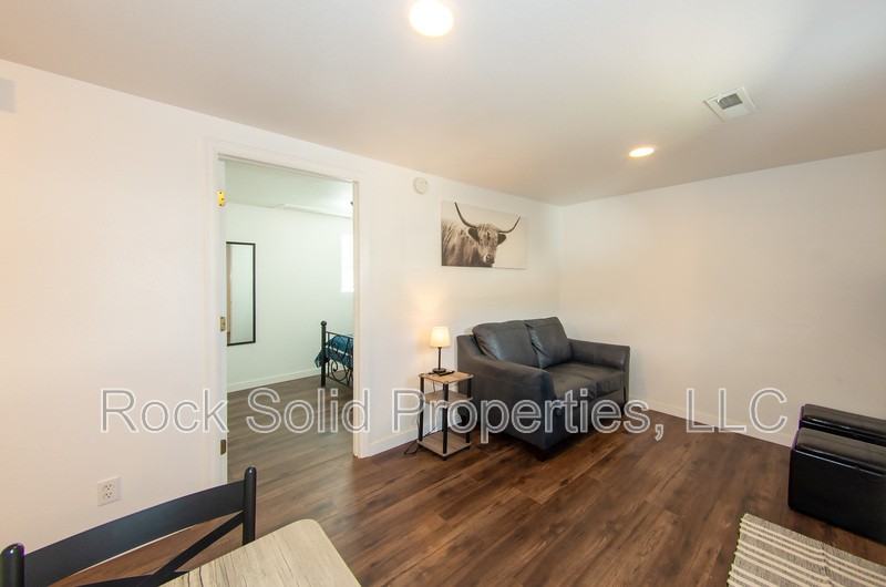 516 E 6th St - Photo 6 of 22