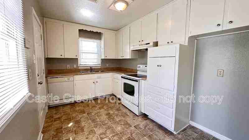 1104 Hickory Ln - Photo 3 of 13