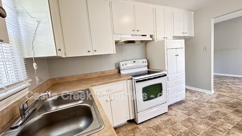 1104 Hickory Ln - Photo 4 of 13