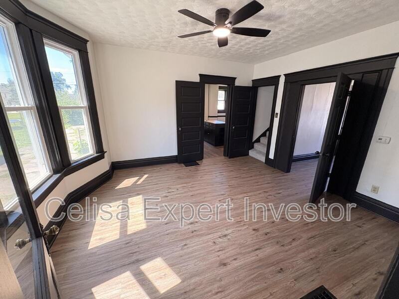 2408 Smith St - Photo 2 of 10