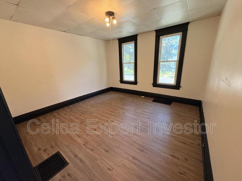 2408 Smith St - Photo 3 of 10