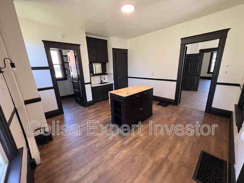 2408 Smith St - Photo 4 of 10