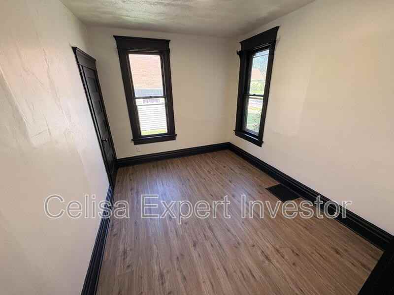2408 Smith St - Photo 5 of 10