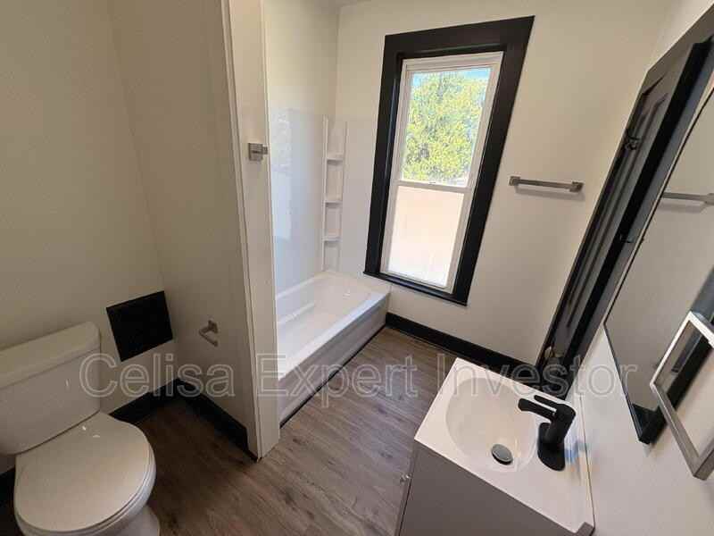 2408 Smith St - Photo 6 of 10