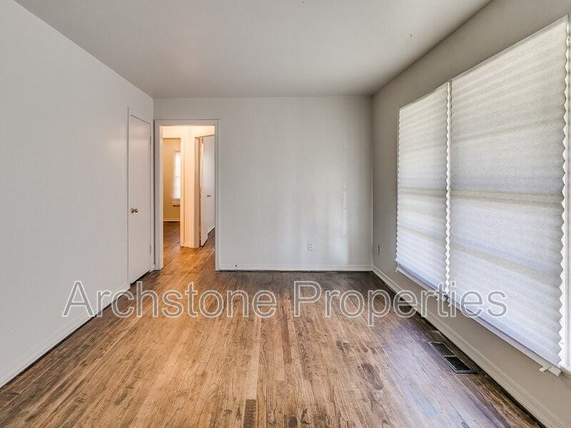 937 N Locust Ln - Photo 3 of 28