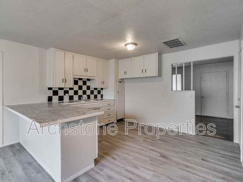 937 N Locust Ln - Photo 4 of 28