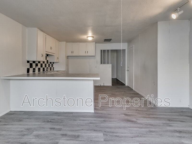 937 N Locust Ln - Photo 5 of 28