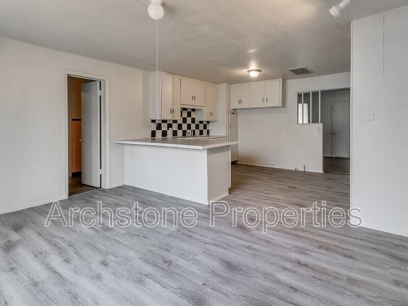 937 N Locust Ln - Photo 6 of 28