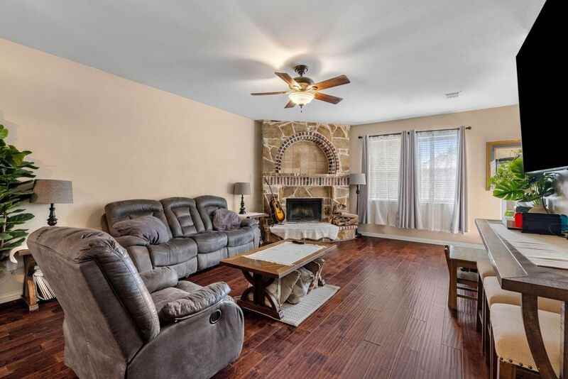 1526 Cliff Creek Dr - Photo 2 of 12